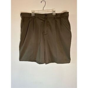 Izod men’s golf shorts in olive green, size 38 with a 9” inseam     #6-0139